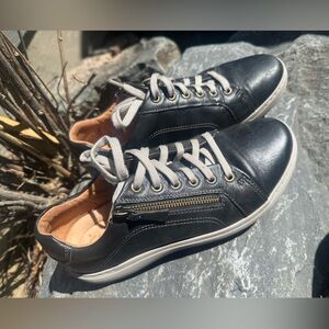 Clark’s Nalle sneakers 8.5